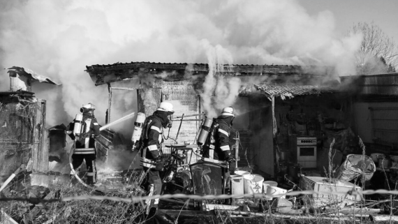 Brandbekämpfung eines Gartenhüttenbrands in Holzminden